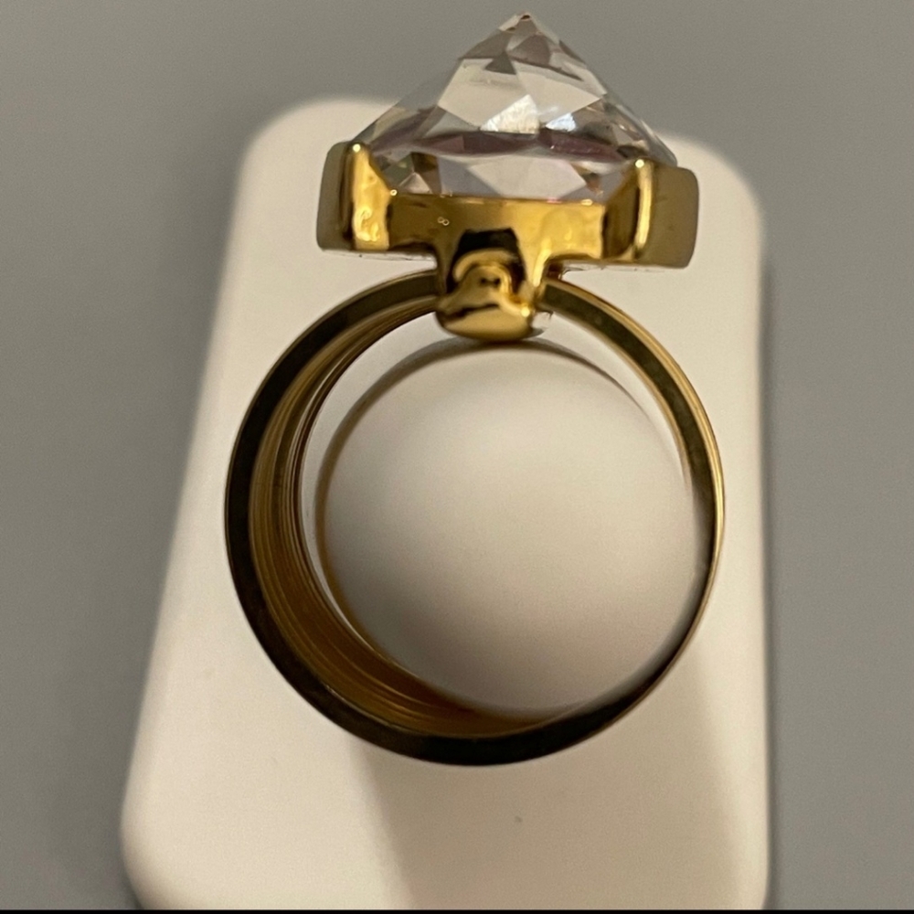 Vintage Guess Gold Tone Ring with Fancy Cut Purple Crystal. Size 7! 💜 - Picture 6 of 9